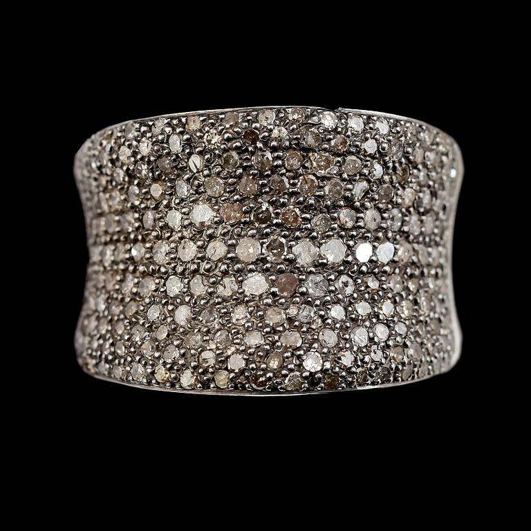 RING, svärtat/rodierat silver, diamanter tot ca 2.35 ct.