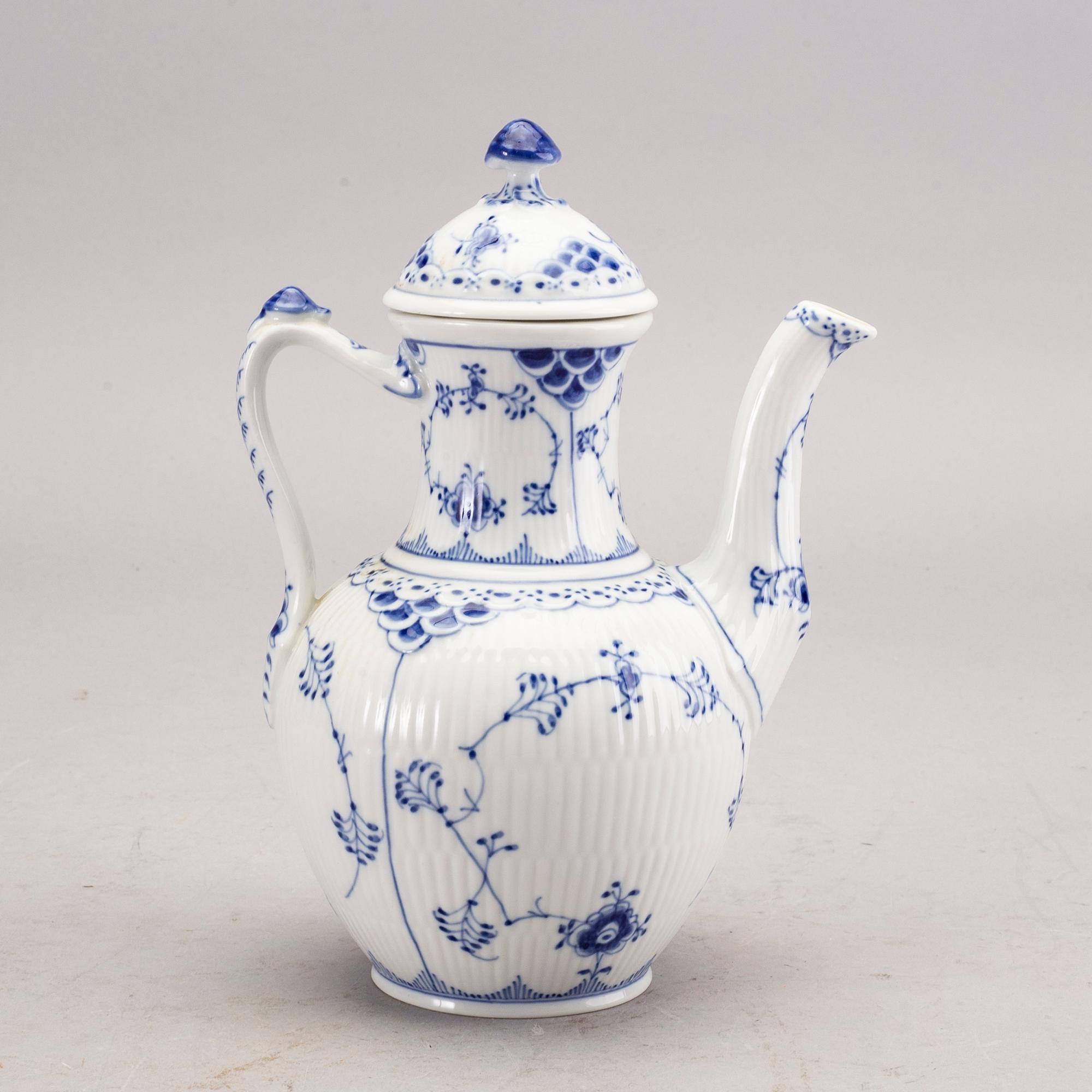 A TEA- AND COFFEESET MUSELMALET ROYAL COPENHAGEN 42 PCS.