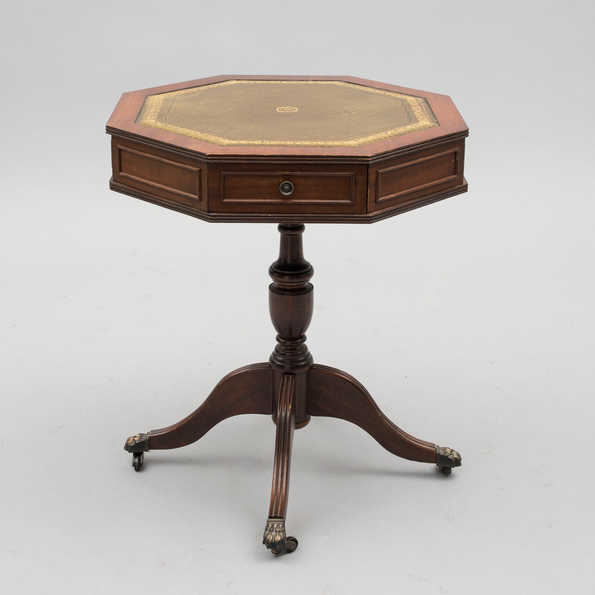 KARUSELLBORD, engelsk stil, 1900-talets senare hälft.
