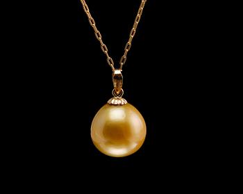 476. A PENDANT, South sea golden pearl 12,2 mm. 14K gold.