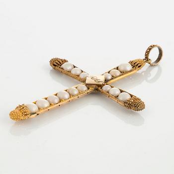 Hängsmycke/kors 21K guld med pärlor och monogram i blå emalj med hårgömma och två pärlcollieer.