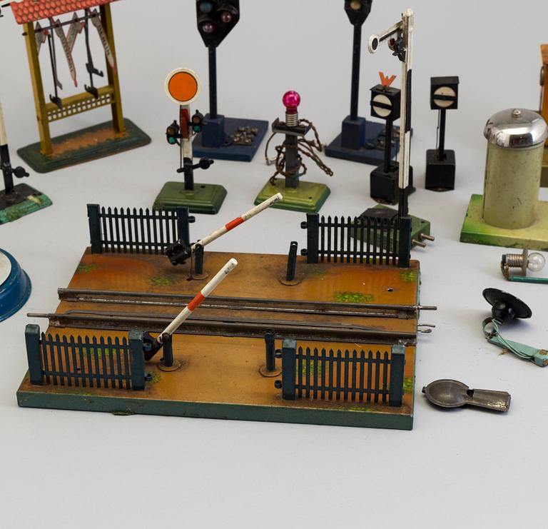 16 parts of train appendage, including Märklin Germany, first half of the 20th century.