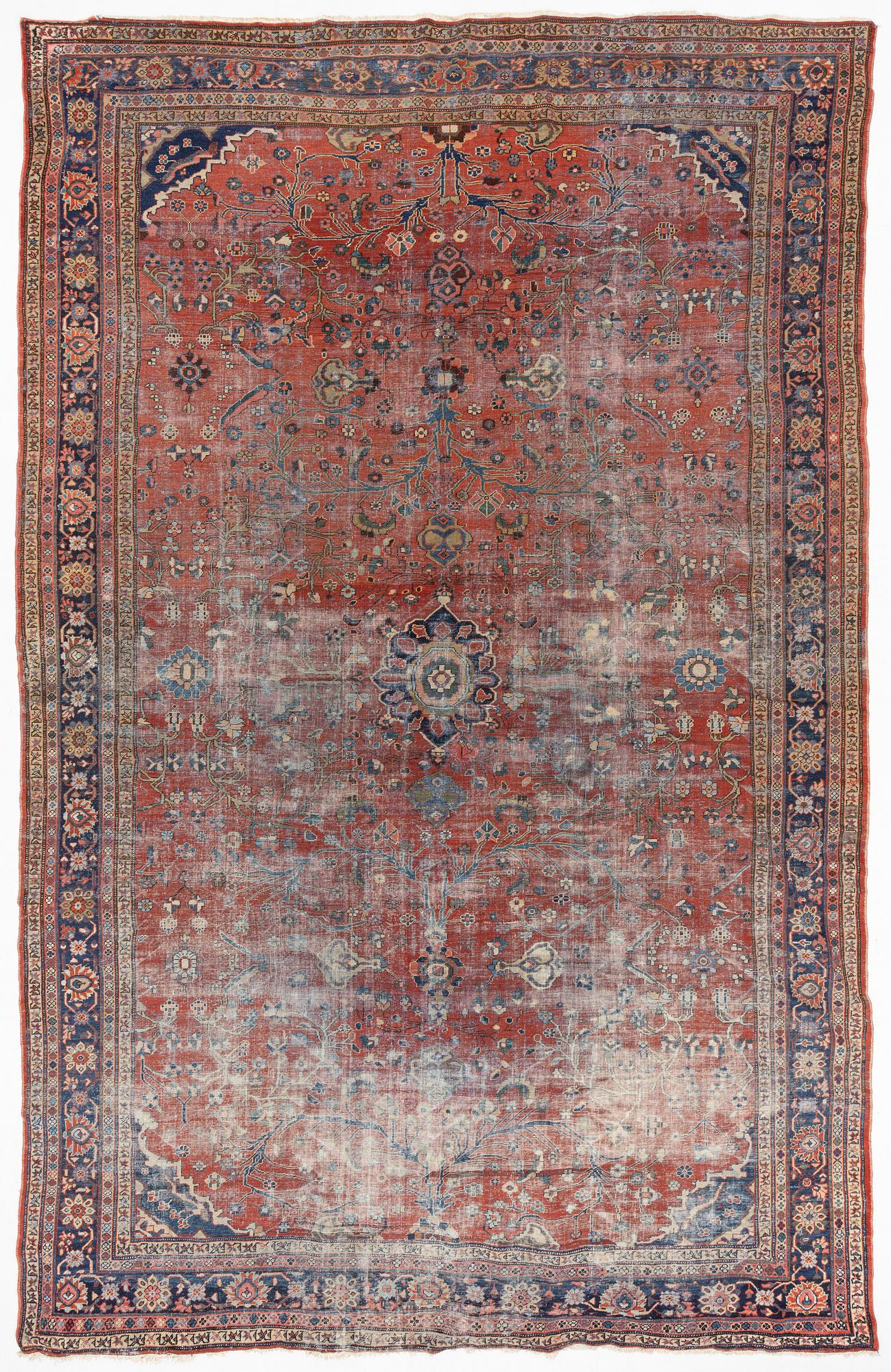 An antique/semi-antique Sarouk / Mahal carpet, c. 505 x 320 cm.