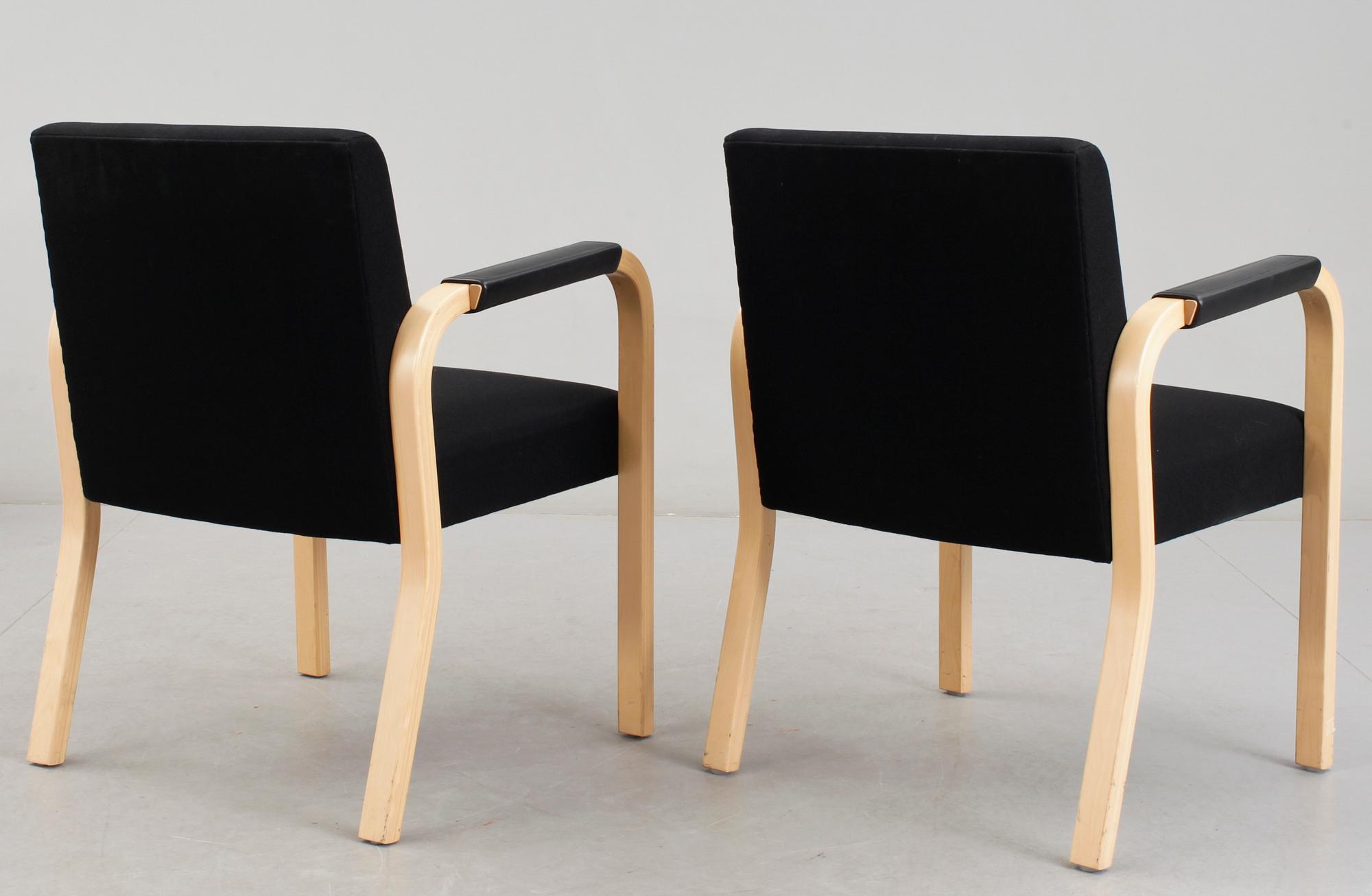 KARMSTOLAR, 1 par, modell 45, Alvar Aalto, Artek, Finland.