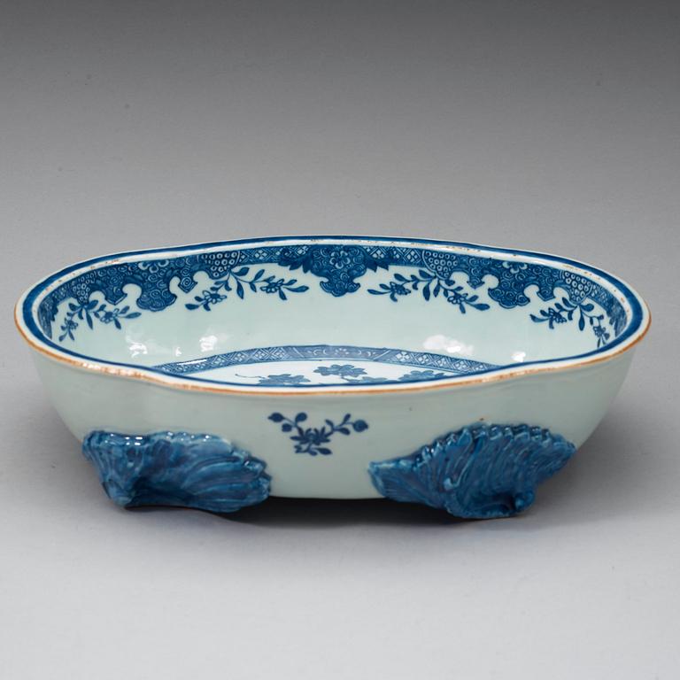 A bluue and white jardinière, Qing dynasty, 18th century.