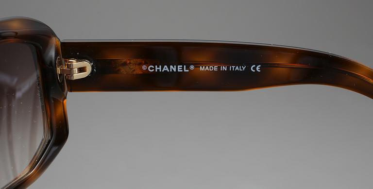 SOLGLASÖGON, Chanel.