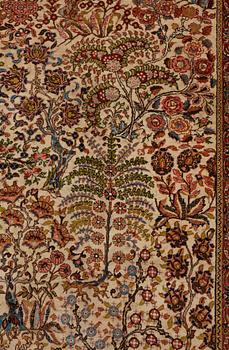 A carpet, a semi-antique Tabriz, ca 297,5 x 224 cm.