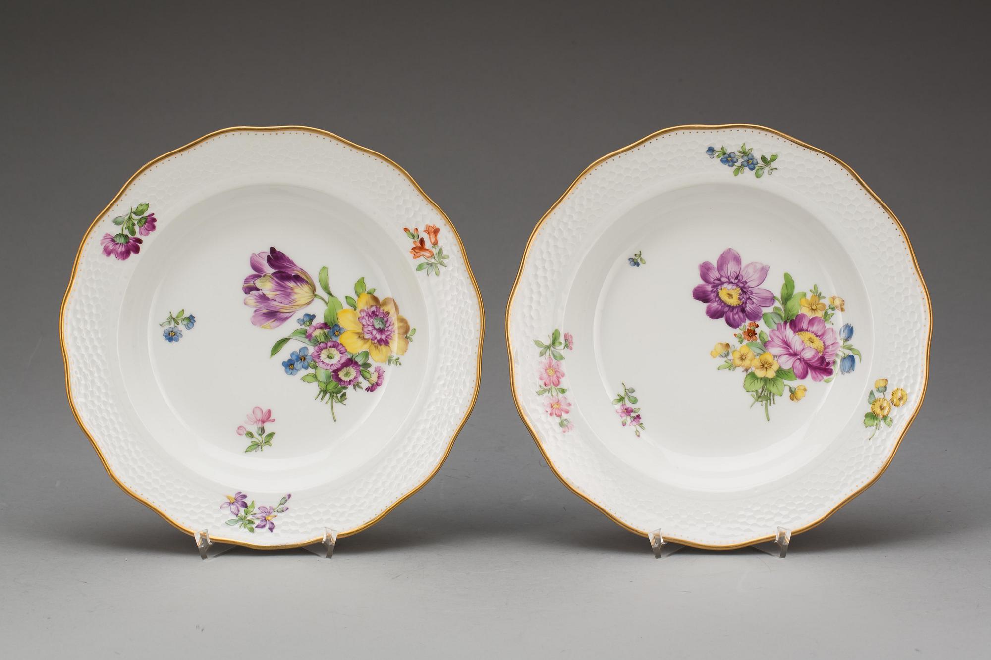 TALLRIKAR, 2 st, porslin. "Sachsisk blomst" omkring 1900. Royal Copenhagen.