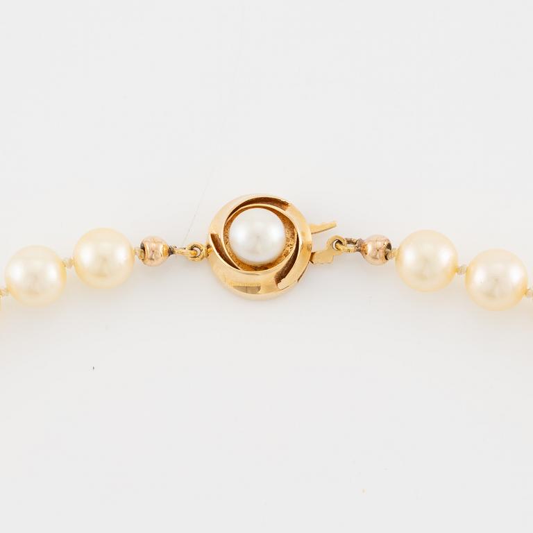 Necklace of cultured pearls with an 18K gold clasp and a cultured pearl.
