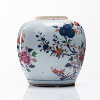 A famille rose jar, Qing dynasty, Qianlong (1736-95).