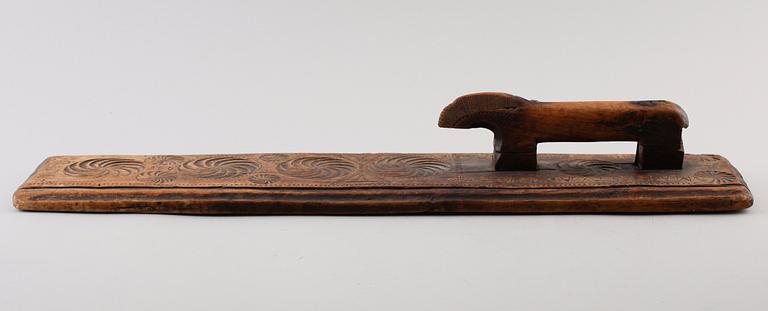 MANGELDON, skuret trä, daterad Warmsätra 1756.