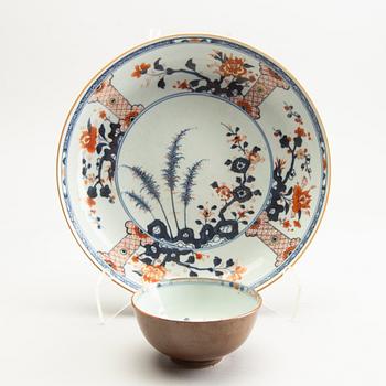 An imari dish and an imari bowl, Qing dynasty, early 18th Century.