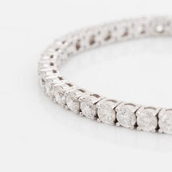 An 18K white gold bracelet set with round brillliant-cut diamonds.