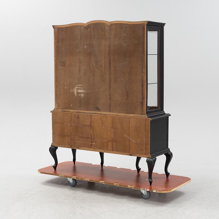 A painted Louis XV style vitrine cabinet, 20th Century.