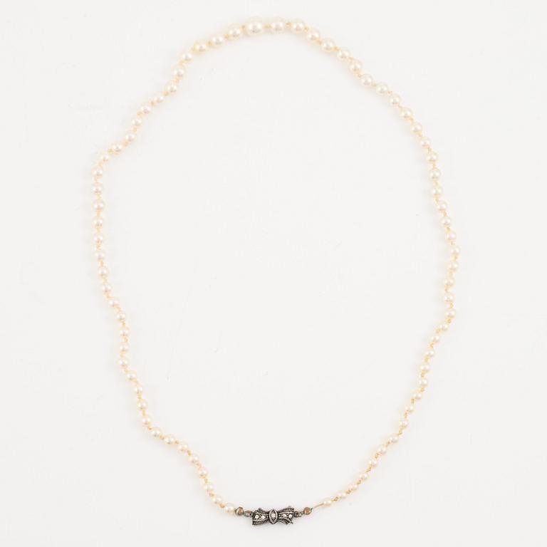 Pearl necklace, two pieces with graduated pearls, clasp silver.