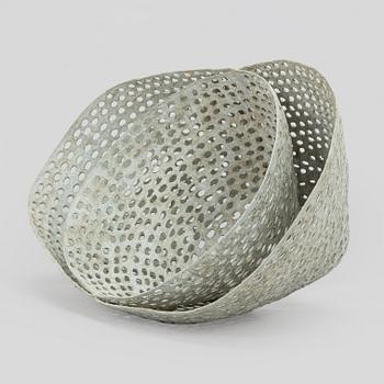 Kristina Riska, veistos, "Basket sculpture" keramiikkaa, signeerattu KR.