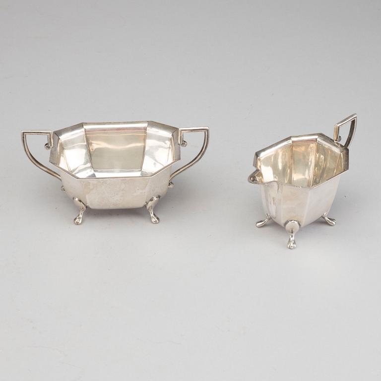 A SILVER CREAM JUG AND A SUGER BOWL BY EDWARD VINER SHEFFIELD 1935.