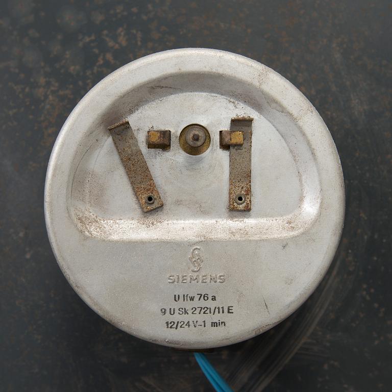 a Siemens "ANU 39" wall clock from the first half of the 20th century.