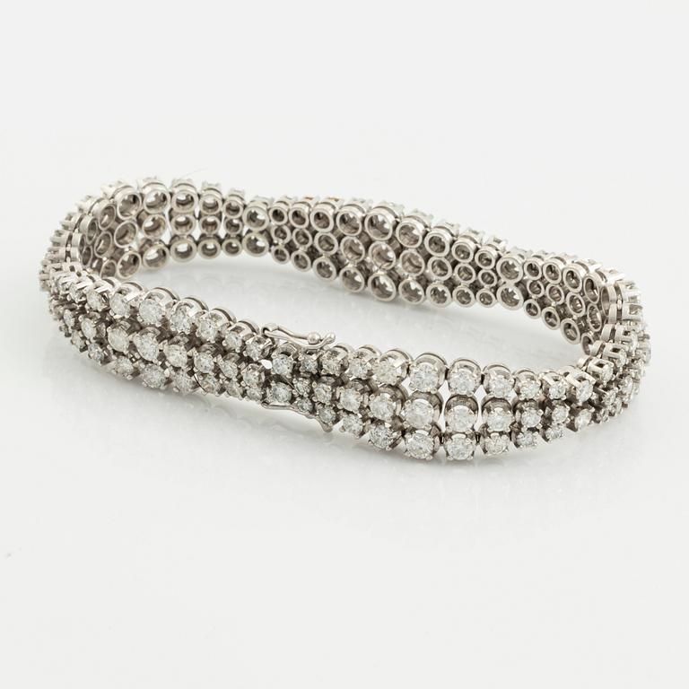 An 18K white gold bracelet set with round brilliant-cut diamonds.