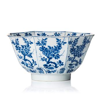 1132. A blue and white octagonal bowl, Qing dynasty, Kangxi (1662-1722).