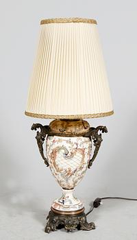 FOTOGENLAMPA, majolika samt metall, sekelskiftet 1900.