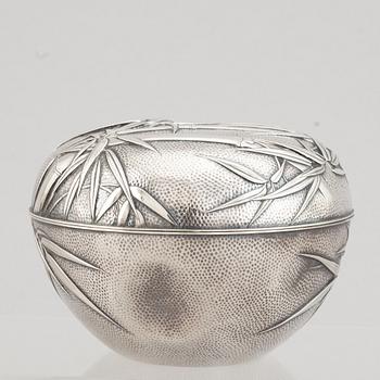 Silverföremål, 4 delar, främst Sterling. Japan, signerade Yamakawa, Shokai Yokohama samt Miyamoto, 1900-tal.