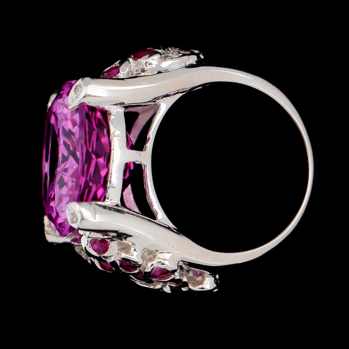 RING, sterlingsilver, rosa topas ca 25.00 ct, vita safirer tot ca 0.15 ct.