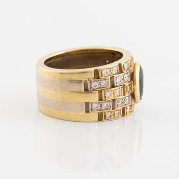 Ring 18K guld med en fasettslipad safir och runda briljantslipade diamanter.