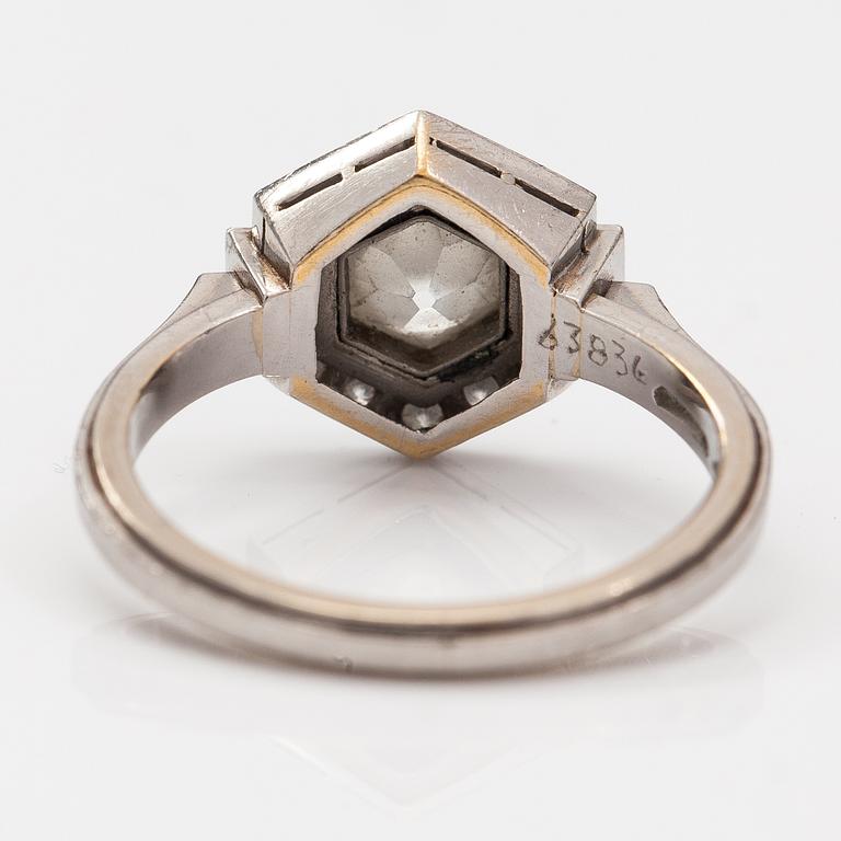 Alexander Tillander, Sormus, art déco tyyli, platinaa, timantteja n. 1.10 ct yht. Helsinki 1900-luvun loppuosa.