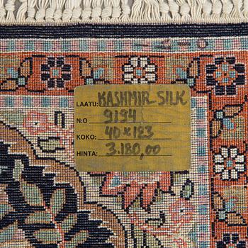Mattor, 2 st snarlika, silke på bomullsvarp, Kashmir. Ca 119 x 39 cm och ca 123 x 40 cm.