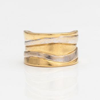 An 18K gold ring. Italy.