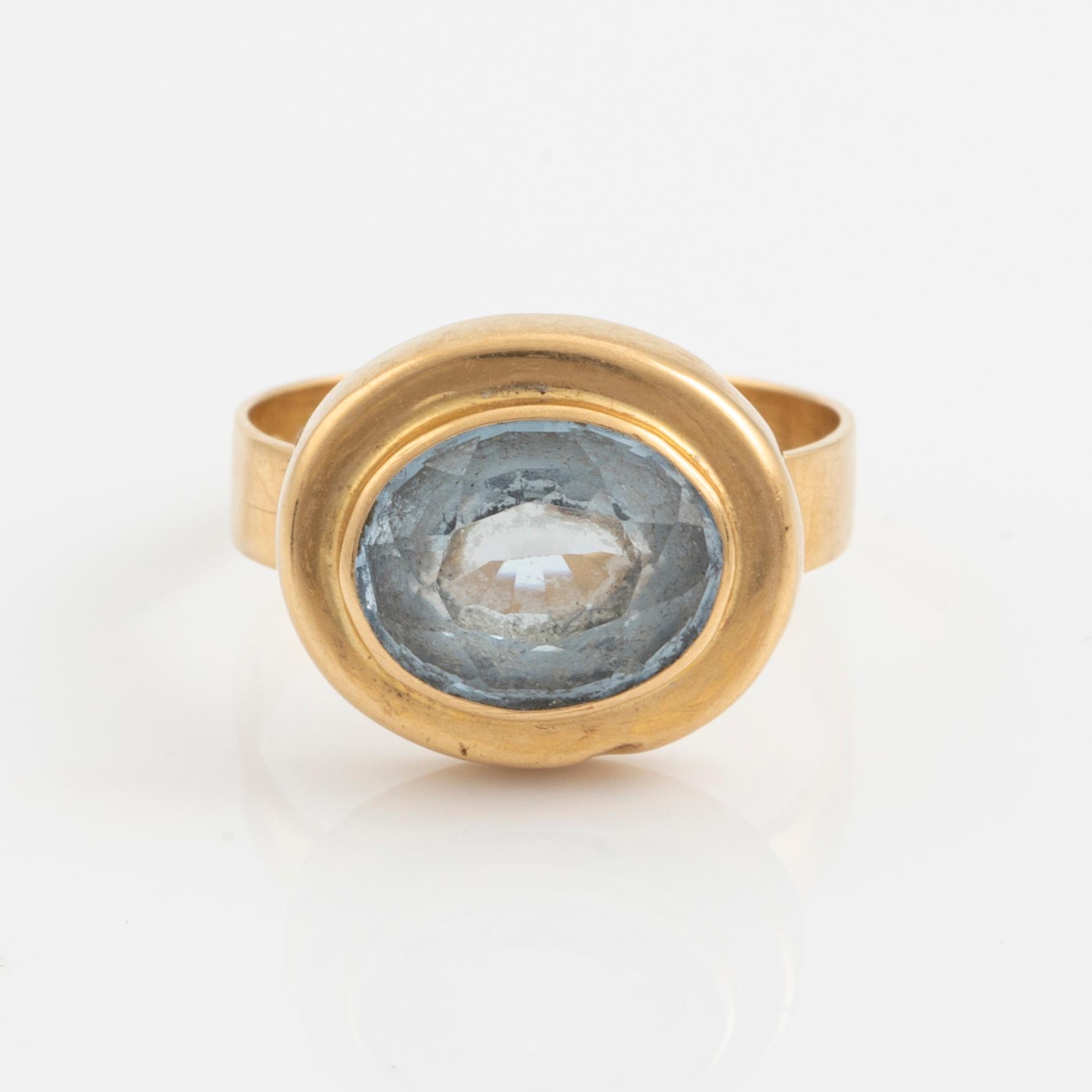 Ring 18K guld med syntetisk sten.