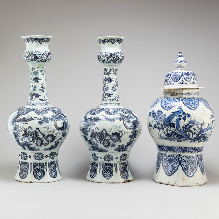 PRAKTVASER, ett par, samt PRAKTURNA med LOCK, fajans. Delft, 1700-tal.