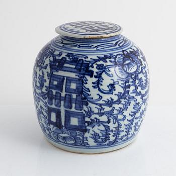 A blue and white porcelain ginger jar, China, late Qing dynasty, around 1900.