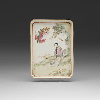 310. A famille rose tray depicting a garden scene with court attendant and a Phoenix bird, late Qing dynasty (1644-1912).