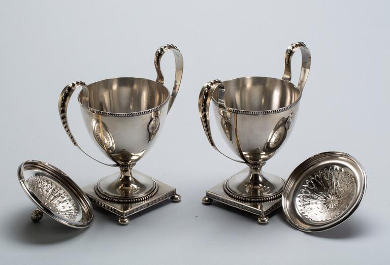 SOCKERSKÅLAR på fot, nysilver, ett par, Gustaviansk stil, 1900-tal.