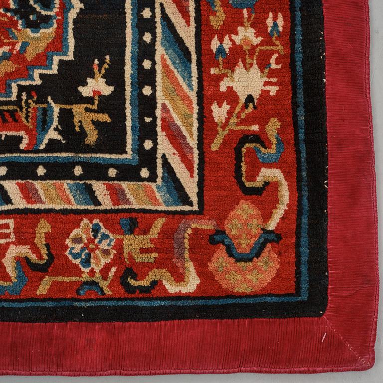 MEDITATIONSMATTA, semiantik Tibetansk, ca 63,5-64,5 x 68,5-70 cm (samt sidorna med 5 cm tygskoning).