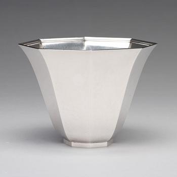 Wiwen Nilsson, an octagonal bell shaped sterling bowl, Lund 1964.