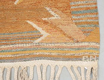 RUNNER. "Strutar, gul". Tapestry weave (gobelängteknik). 791 x 158 cm. Signerad AB MMF BN.