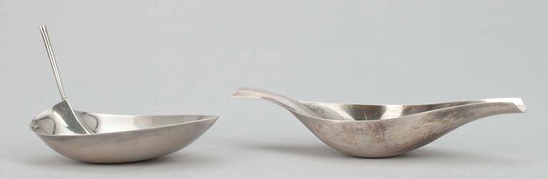 TAPIO WIRKKALA, SKÅLAR,2 st, silver, sign Tapio Wirkkala, Westerback Helsingfors 1954 och Kultakeskus Tavastehus 1958. Tot vikt ca 107 g.