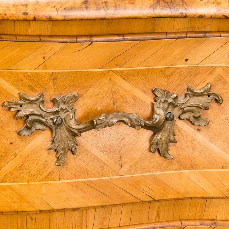 A SWEDISH CHEST OF DRAWERS, 18th Century.