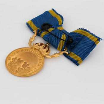 MEDALJ, guld, daterad 1961. Ca 16,2 gram.