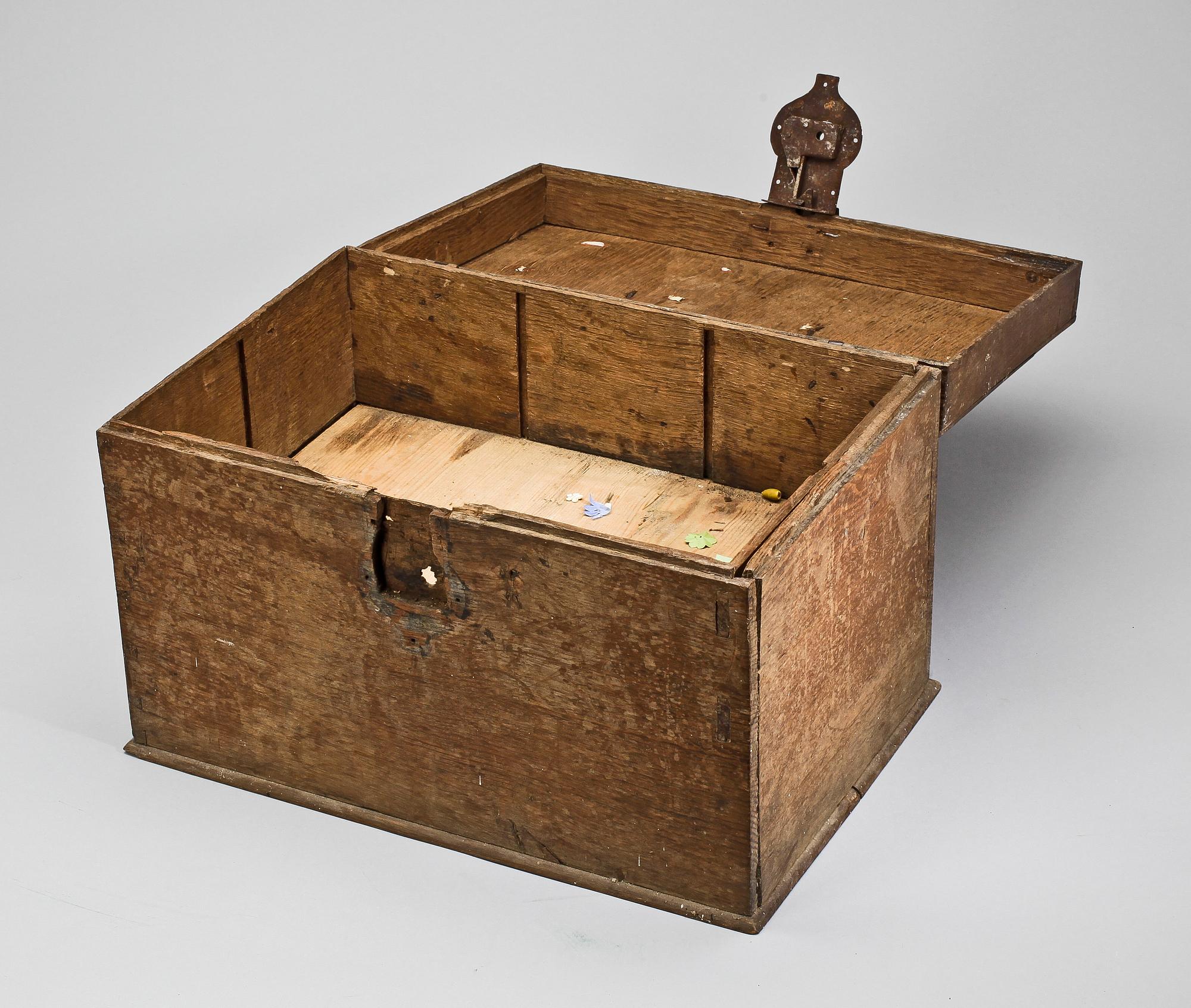 KISTA MED VERKTYG, troligen 1700-tal.