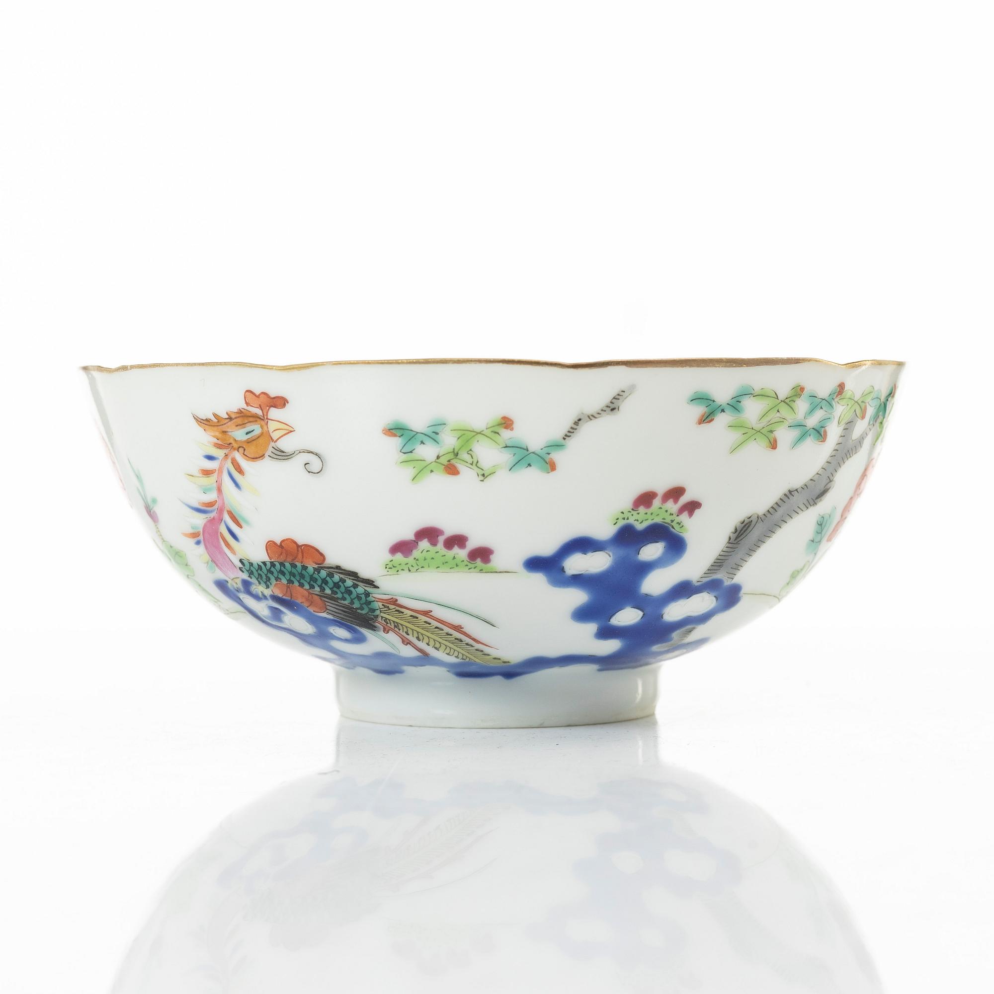 Skålar, tre stycken, samt litet blåvitt ytterfoder och lackask, porslin, Qingdynastin, 1800-tal.