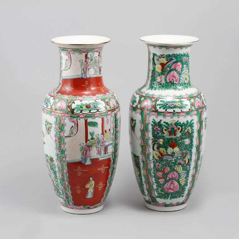 VASER, 2 st , porslin, Kina, 1900-talets andra hälft/modern tillverkning.