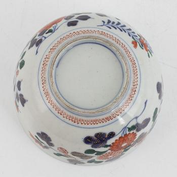 A Japanese imari verte bowl, Edo (1603-1868).