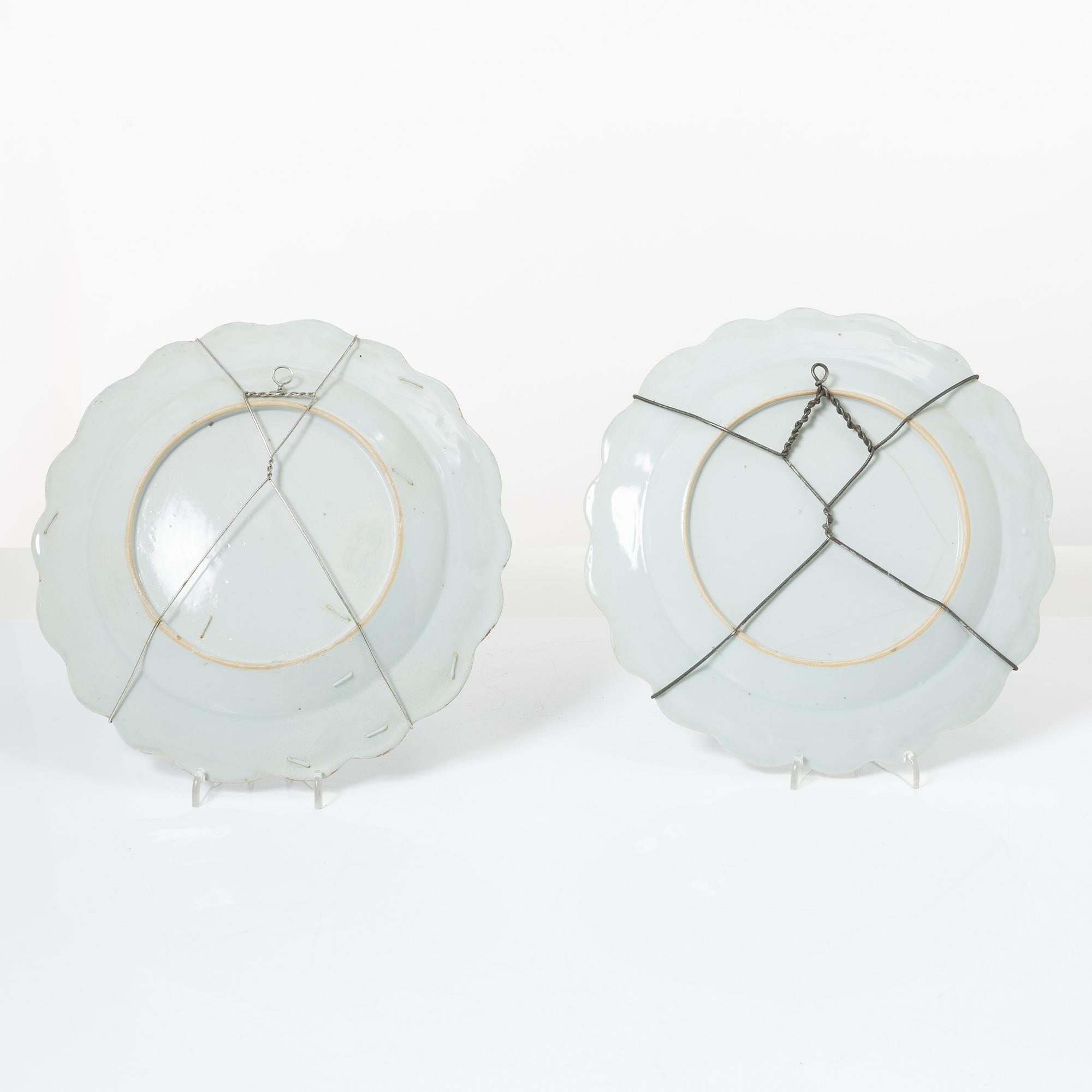 Tallrikar, ett par, vapenporslin, Qingdynastin, Qianlong (1736-95).