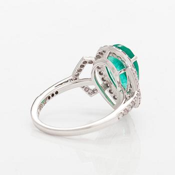 Sormus, 14K valkokultaa, pisaranmuotoinen smaragdi ja timantteja.