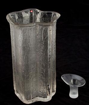 KONSTGLAS, 2 st," Kantarellen" Tapio Wirkkala samt "Finlandia serien" Timo Sarpaneva . Iittala.