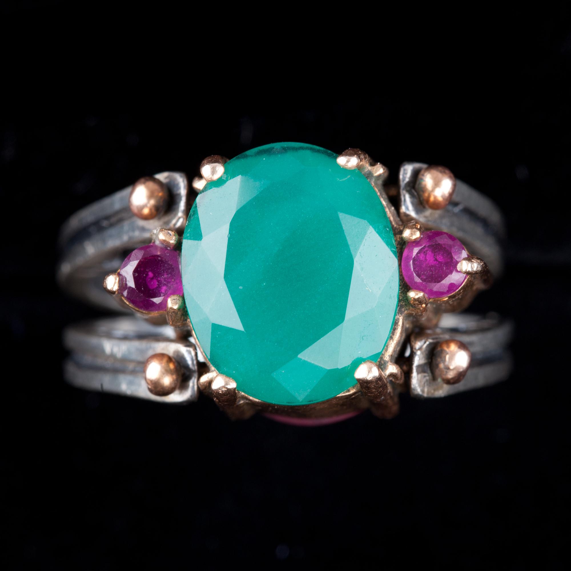 RING, silver med gröna och röda fasettslipade stenar. Vikt ca 10 g.